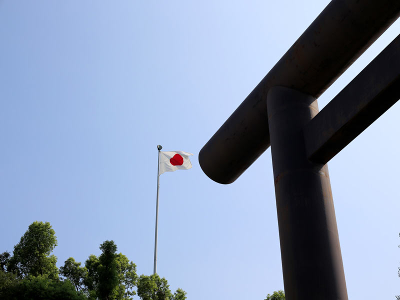 靖國神社 第一鳥居と日章旗