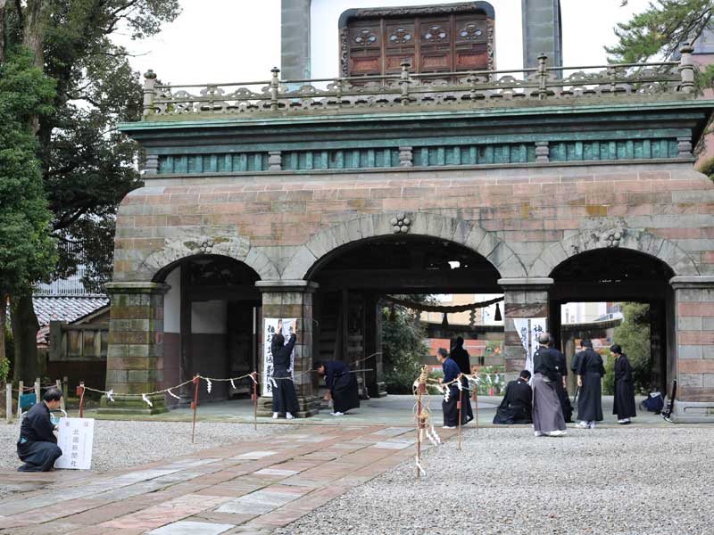 尾山神社 神門にて奉納のための設営