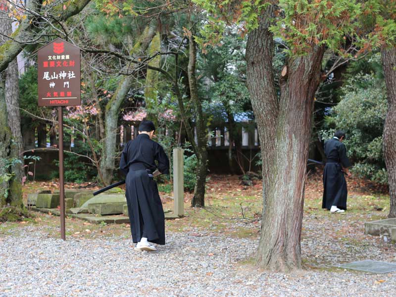 尾山神社 神門横にて稽古